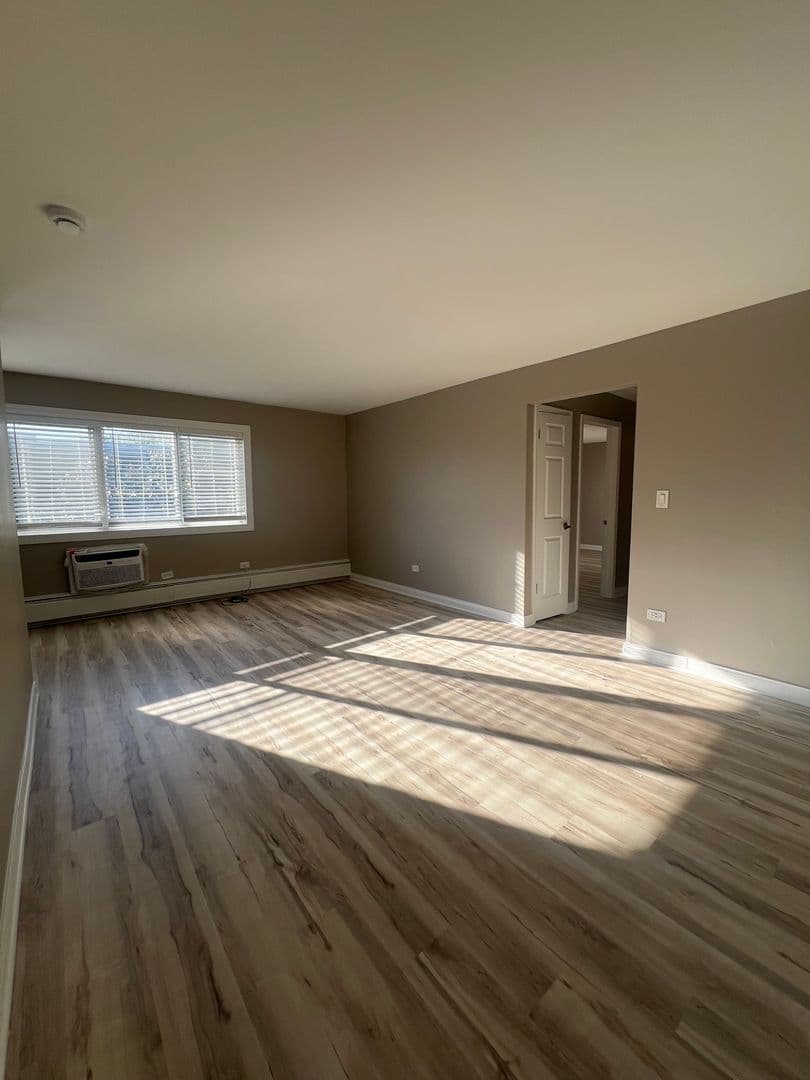 Glen Ellyn Apartment: 21 N. Main St.