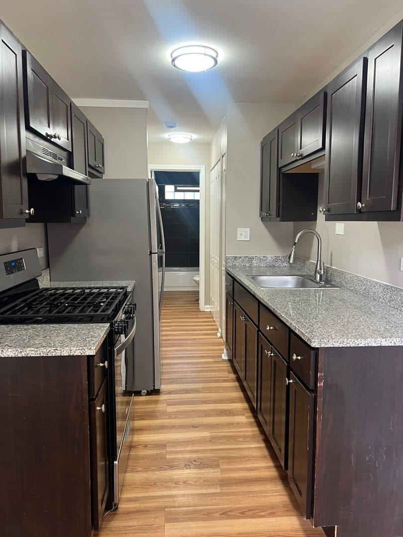 Glen Ellyn Apartment: 21 N. Main St.