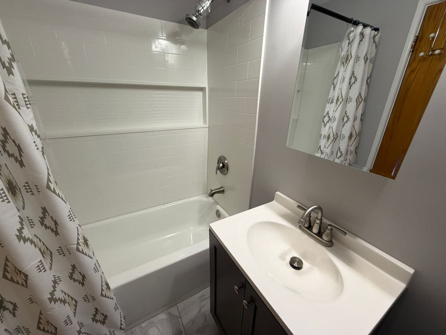 Schiller Park Apartment: 5009 River Rd.