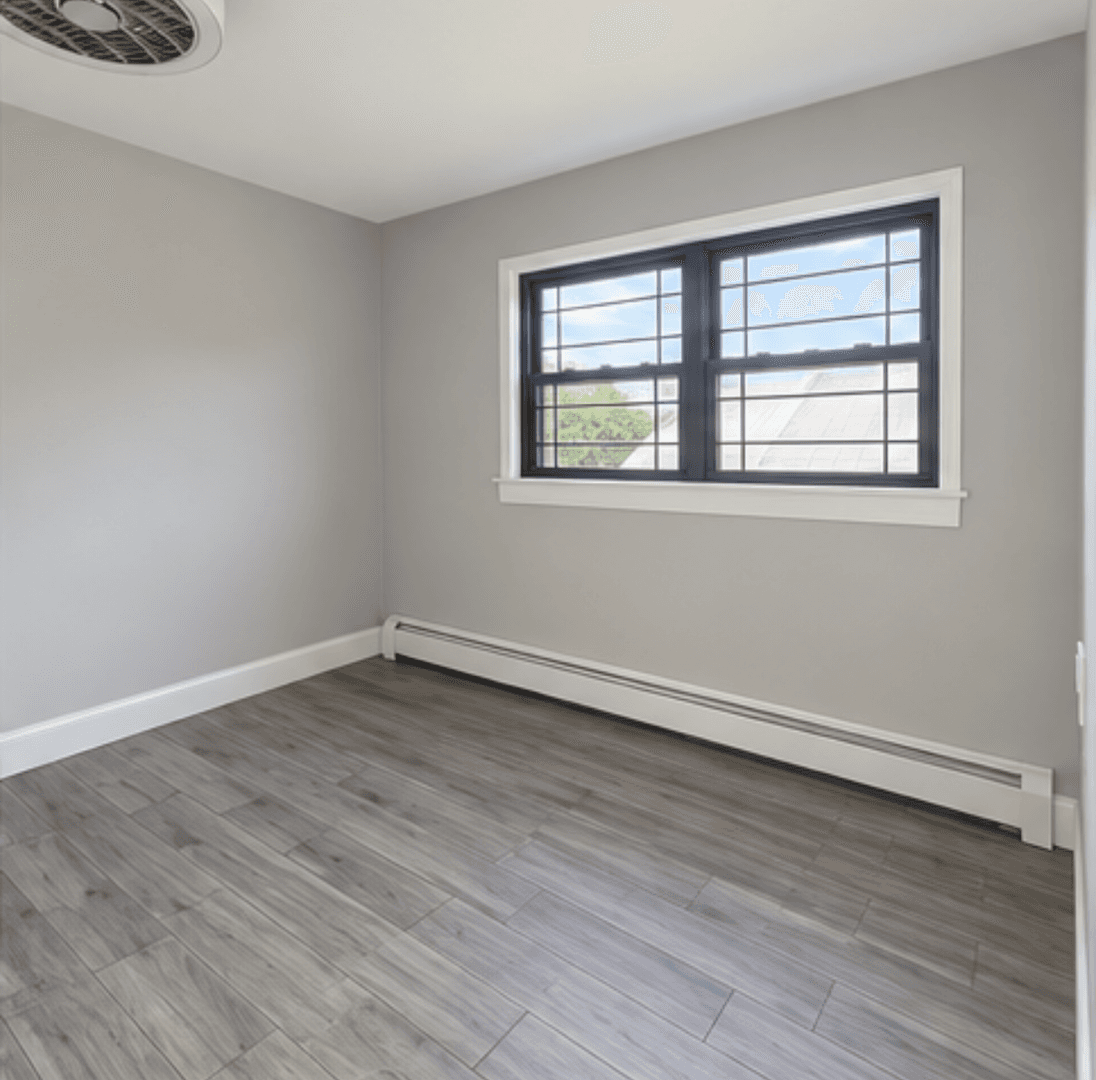 Northlake Apartment: 360 East North Avenue