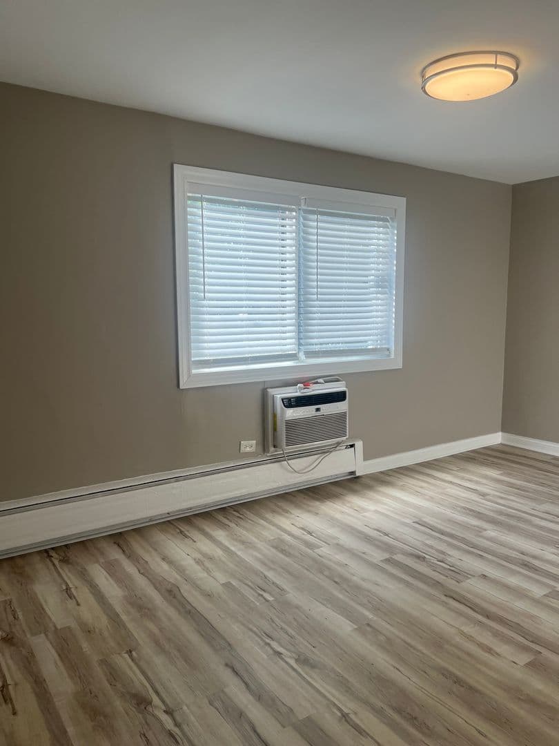 Glen Ellyn Apartment: 21 N. Main St.