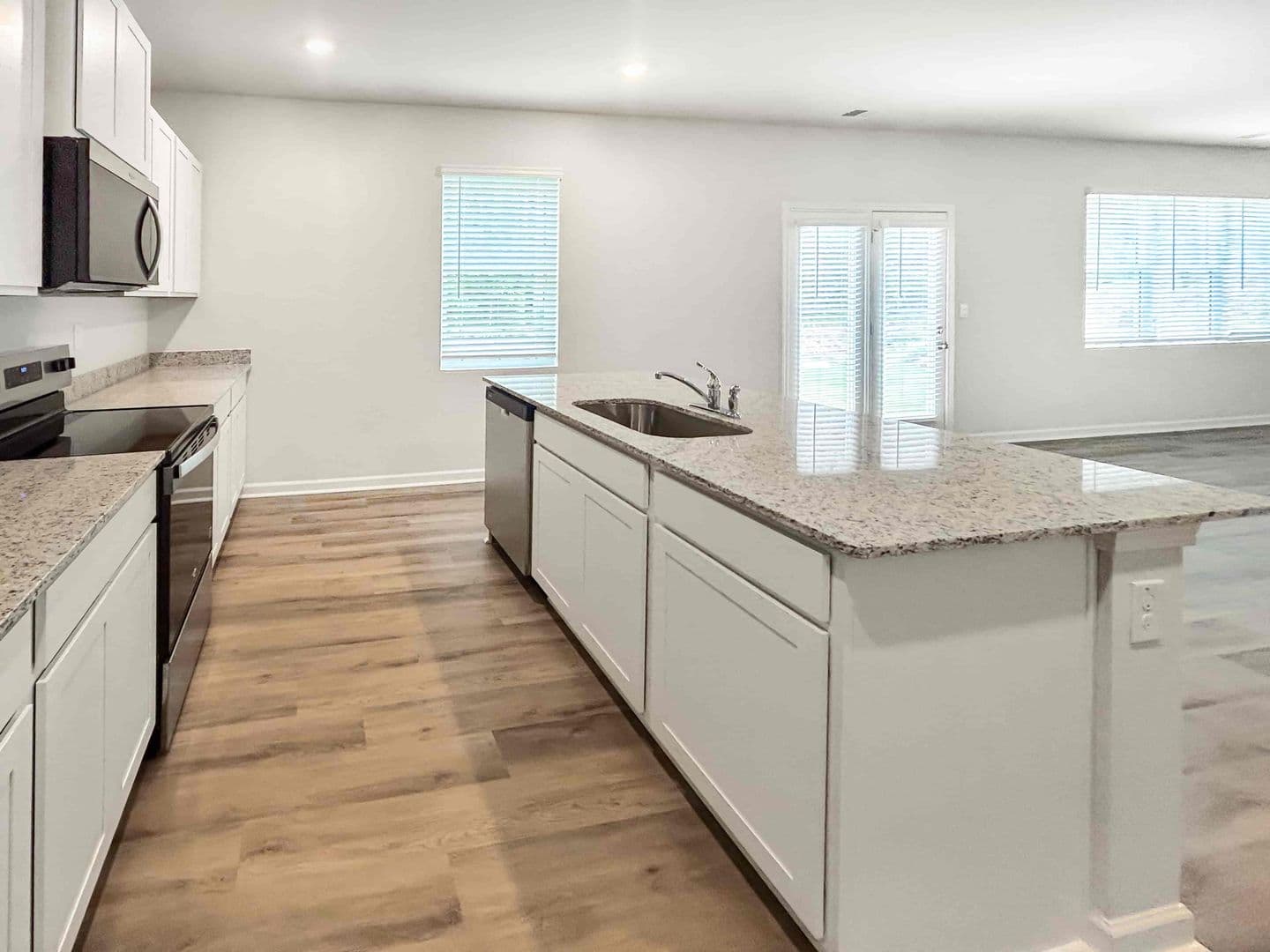 Dallas House: 329 Creekview Wy