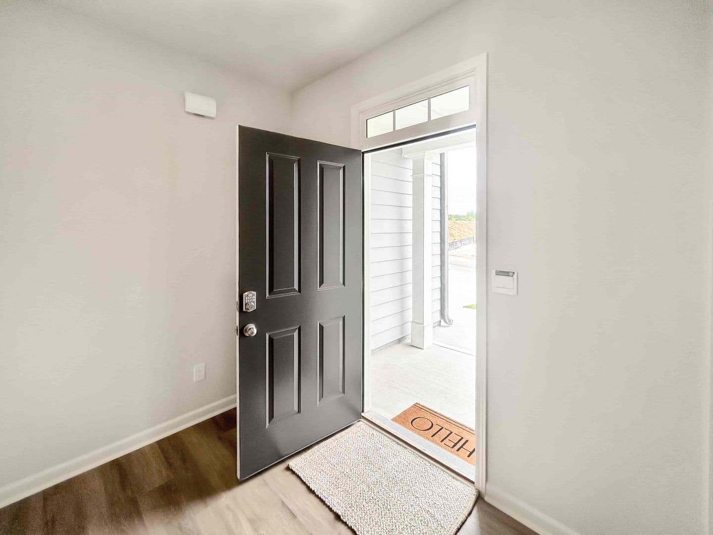 Dallas House: 329 Creekview Wy