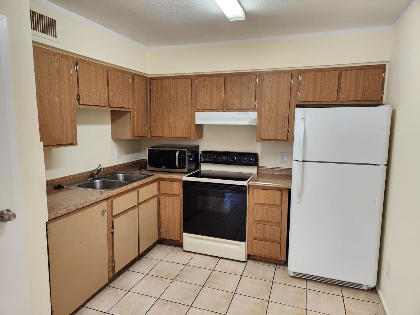 Phoenix Apartment: 2725 E. Tierra Buena Ln