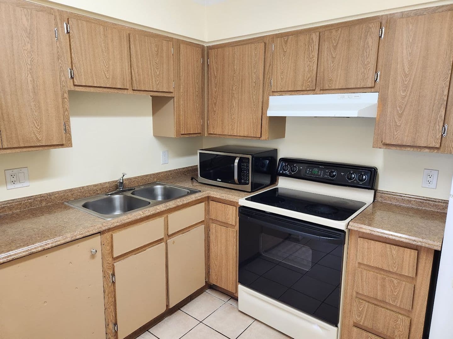 Phoenix Apartment: 2725 E. Tierra Buena Ln