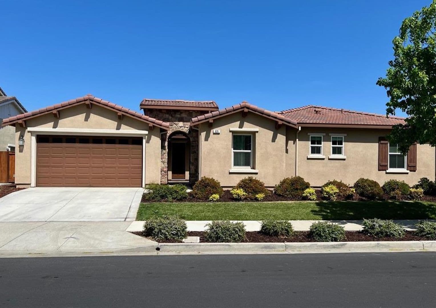Brentwood House: 635 Auburn Way