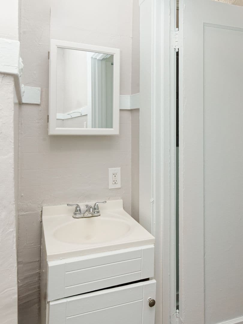 Vallejo Apartment: 807 Sutter St