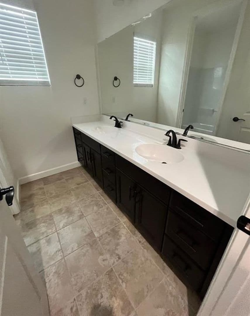 Brentwood House: 635 Auburn Way