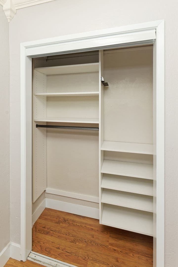 Oakland House: 5352 Walnut St