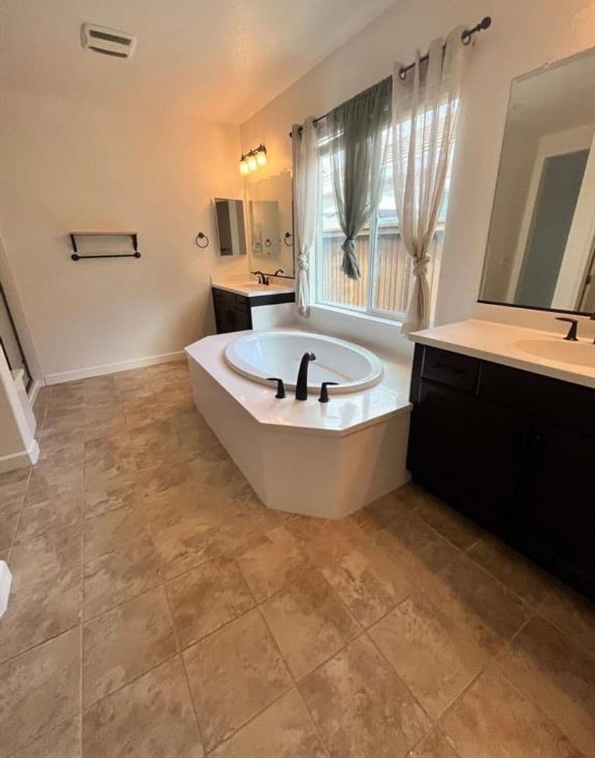 Brentwood House: 635 Auburn Way