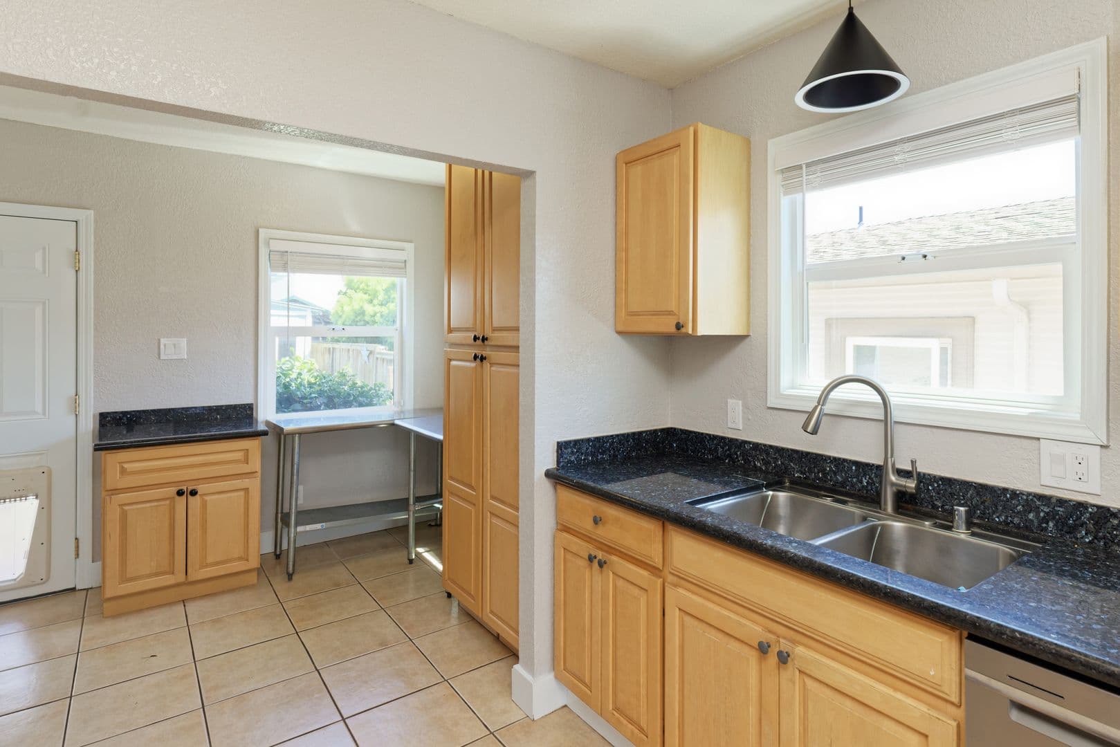 Oakland House: 5352 Walnut St