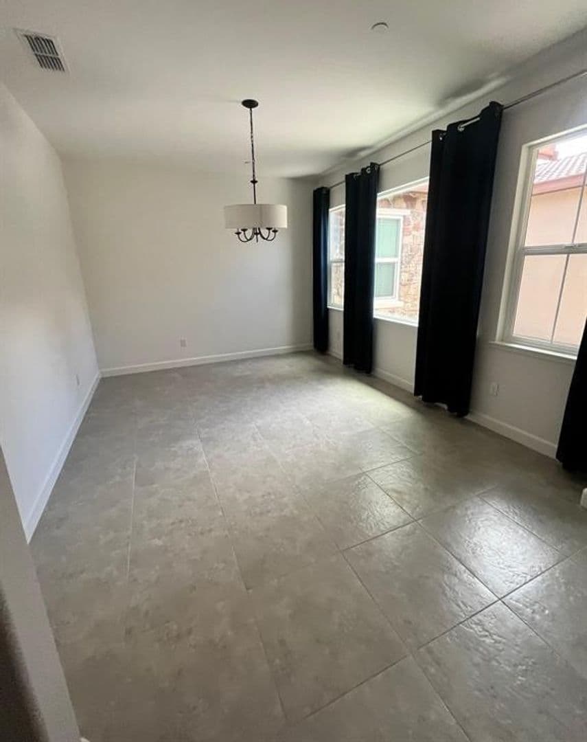 Brentwood House: 635 Auburn Way