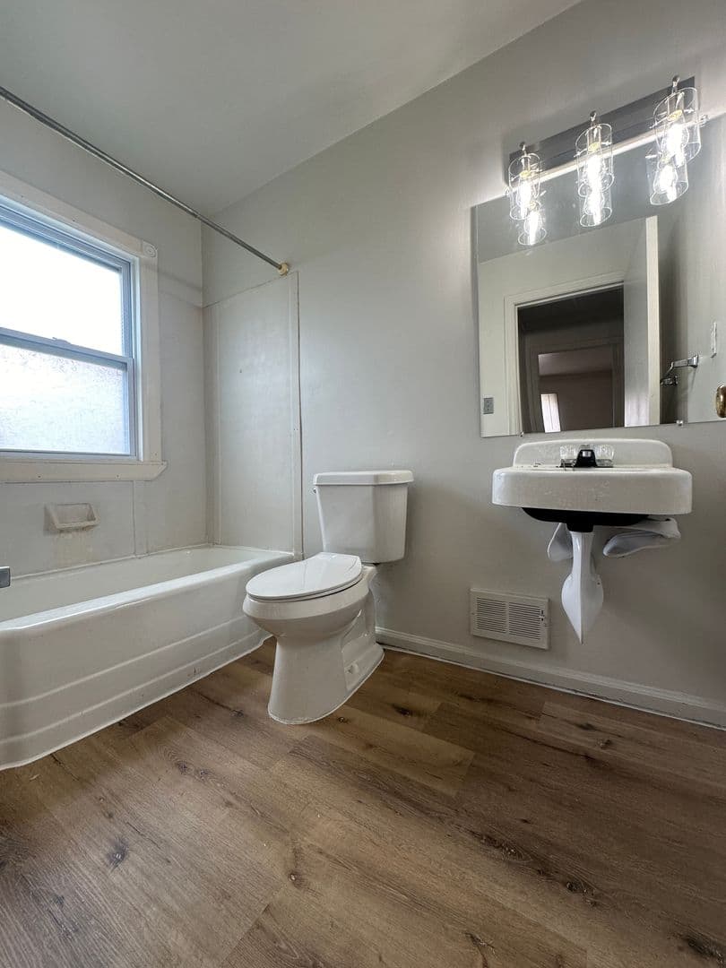 Warren Apartment: 11448 Jackson Ave