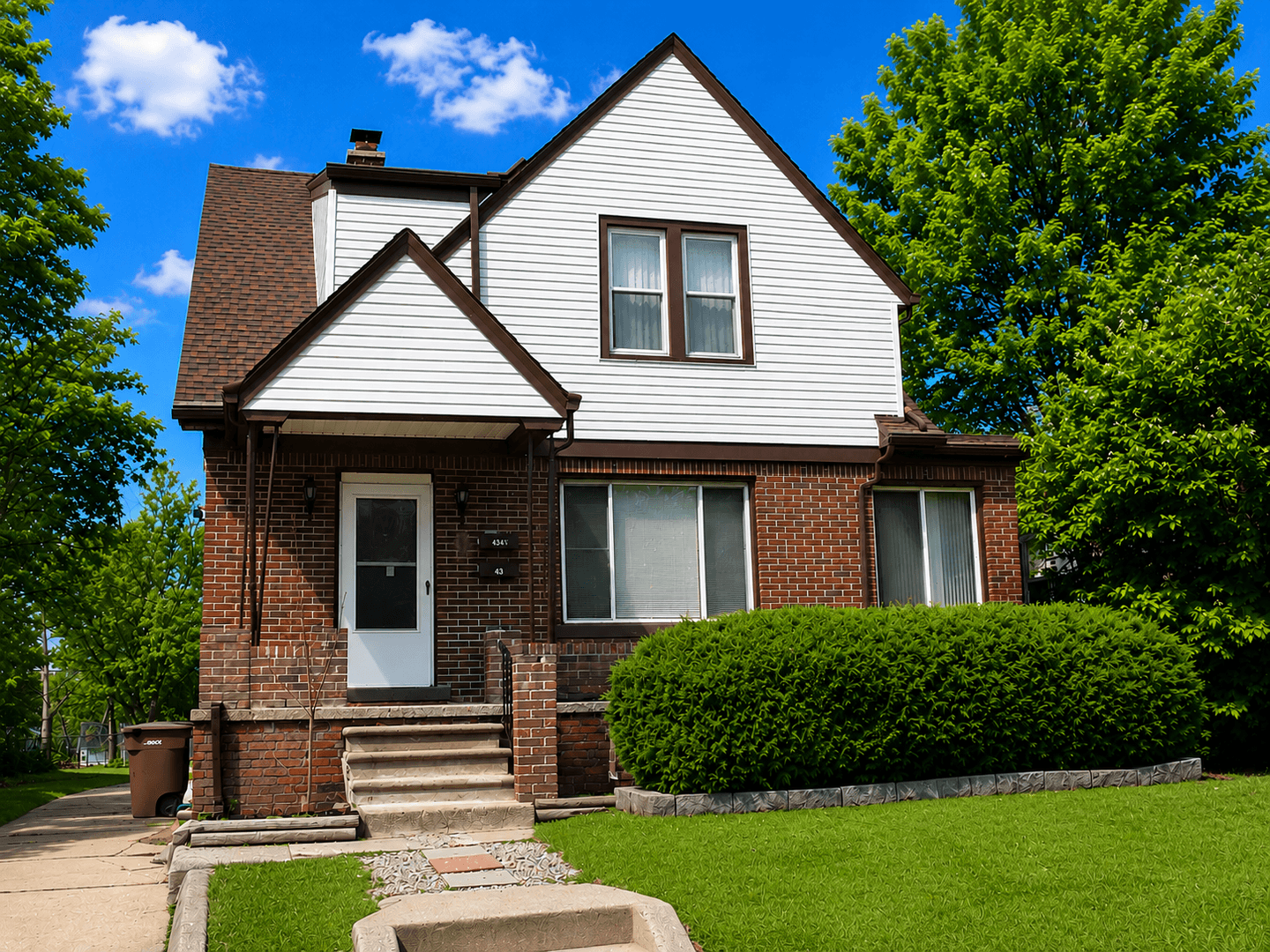 Pontiac Apartment: 43-43.5 N Sanford St