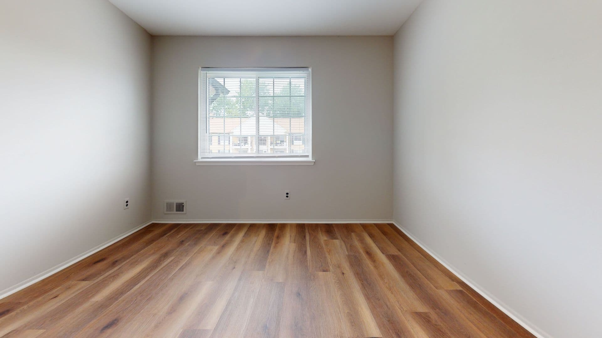 Warren House: 29125 Hayes Rd Apt 15