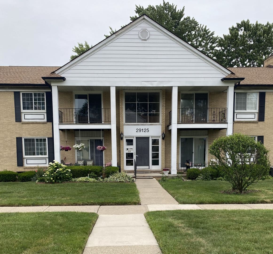 Warren House: 29125 Hayes Rd Apt 15