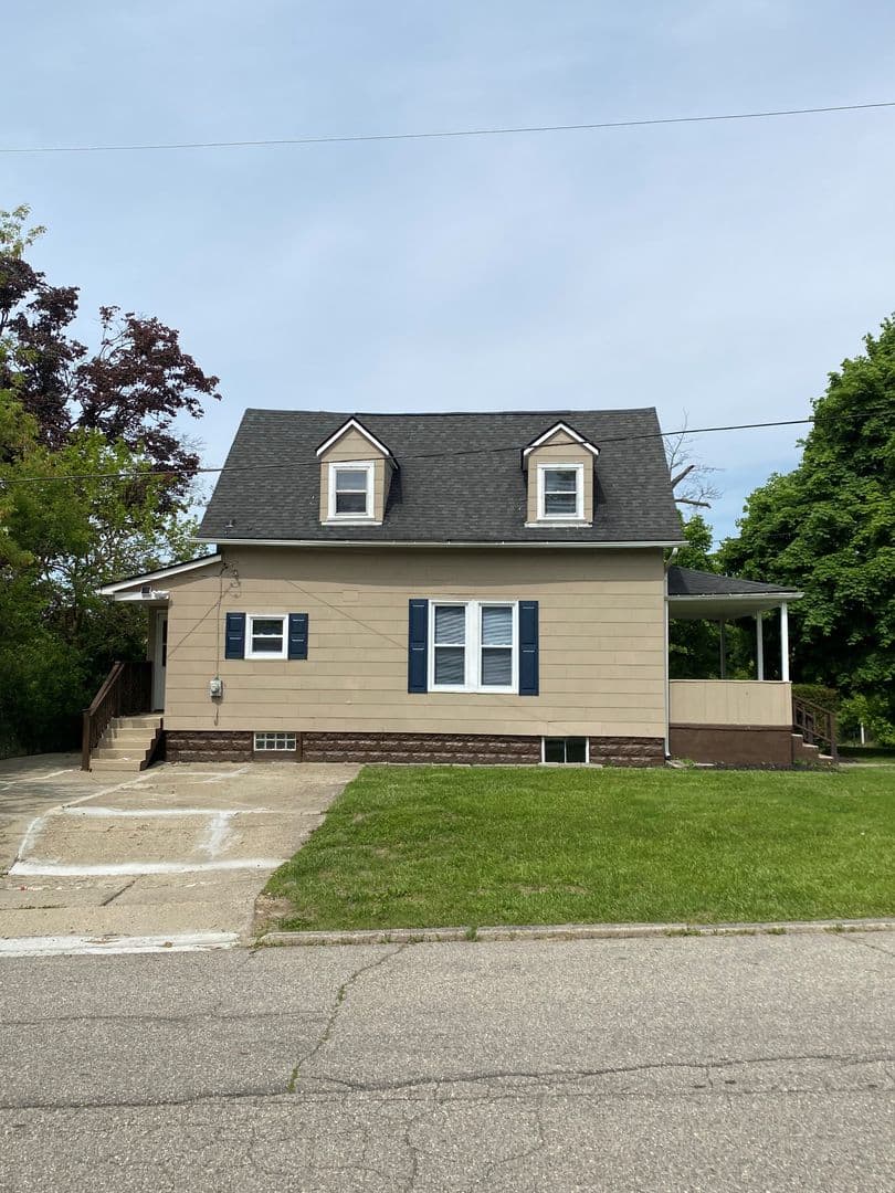 Pontiac House: 22 Ellwood St