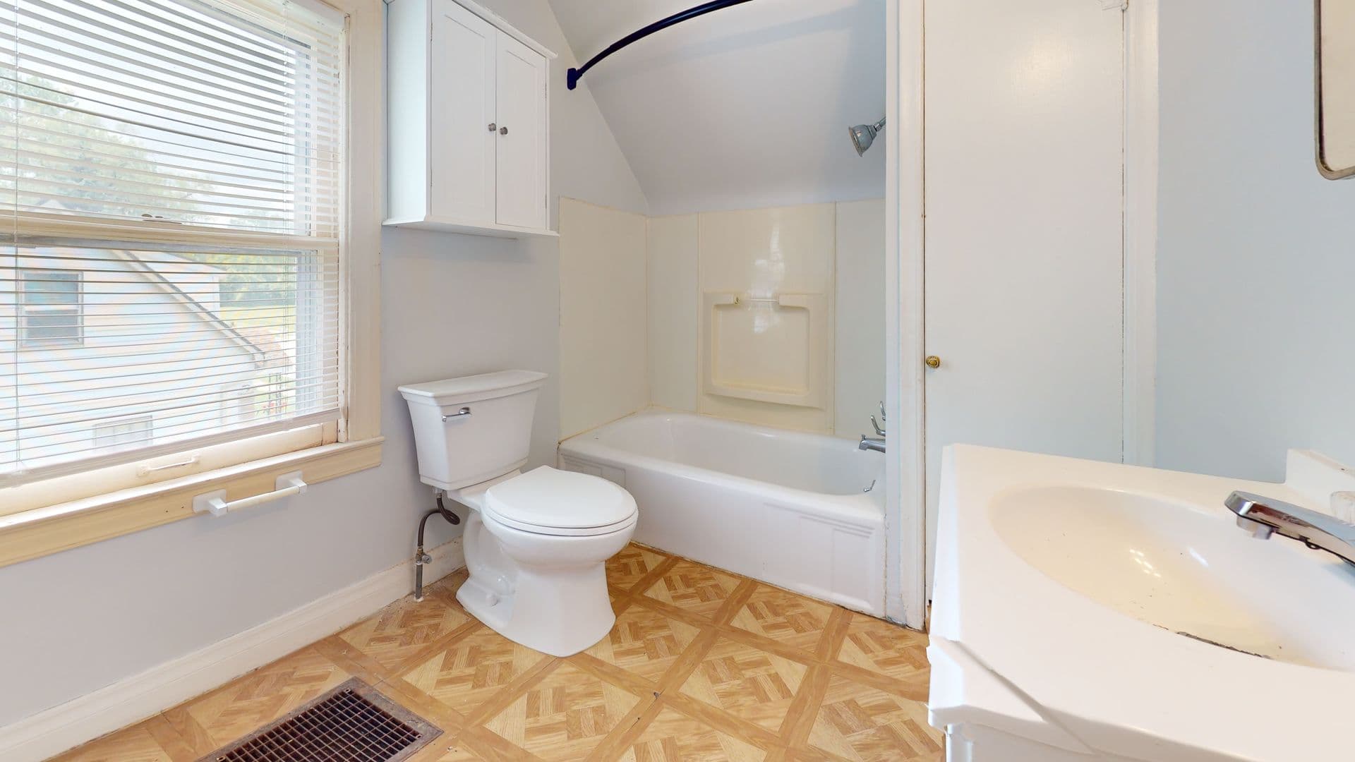 Warren Apartment: 11442 Jackson Ave