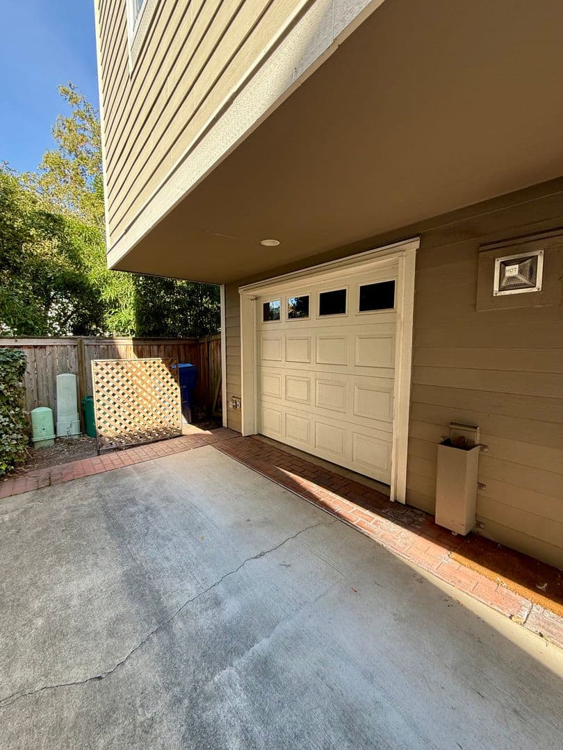 Seattle Townhome: 433 Federal Ave E
