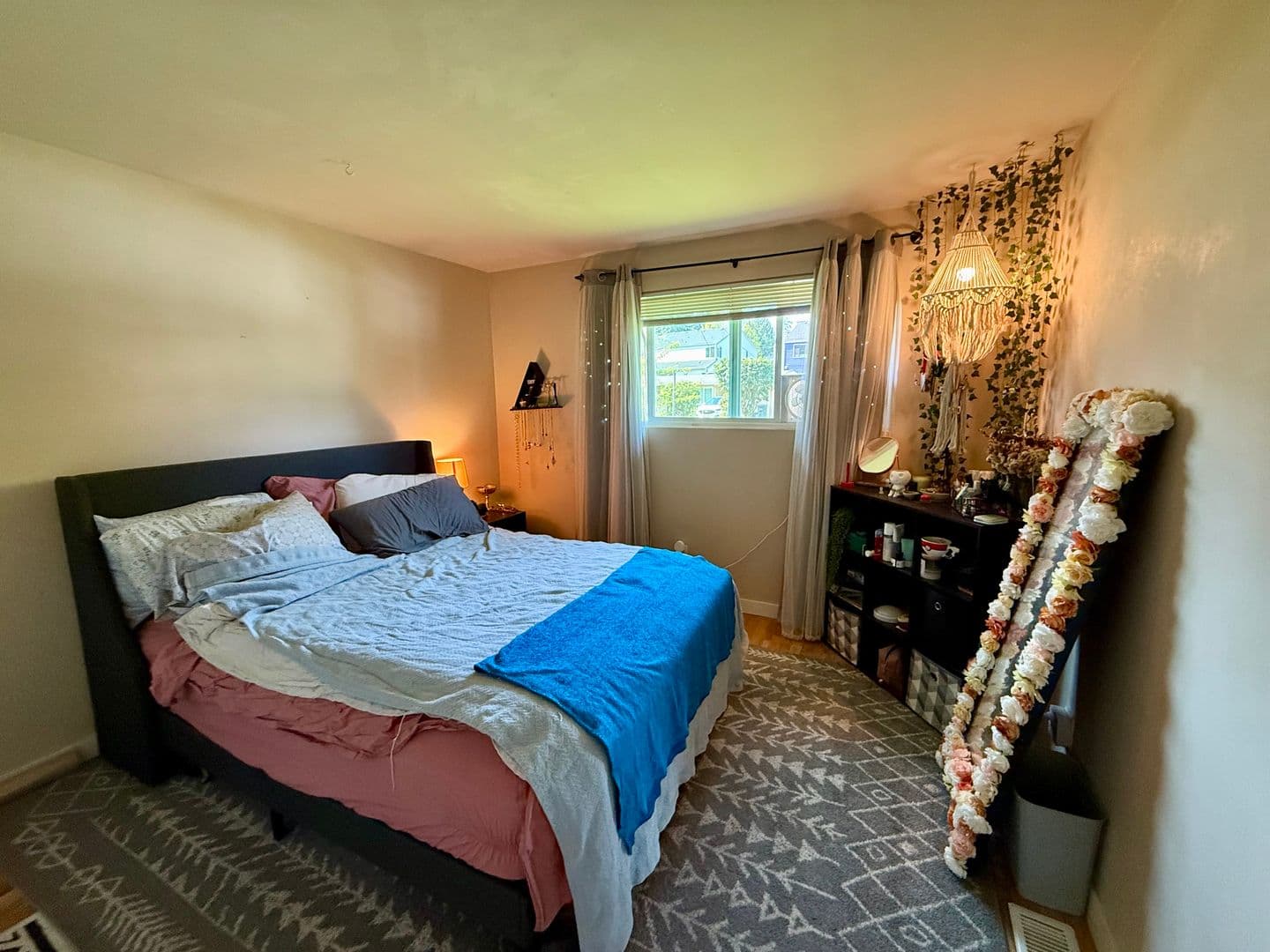 Bellevue House: 1004 165th Pl NE