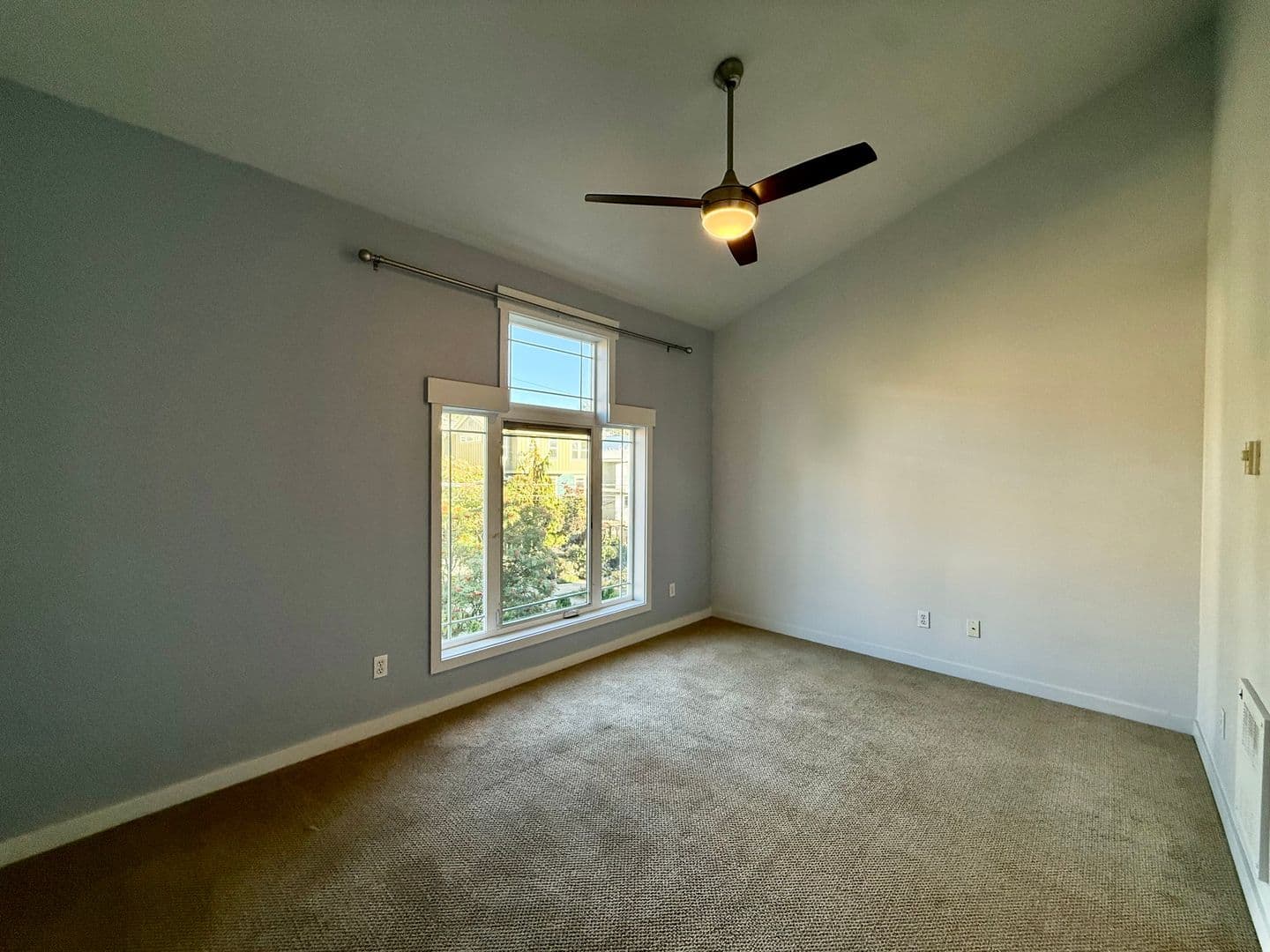 Seattle Townhome: 433 Federal Ave E
