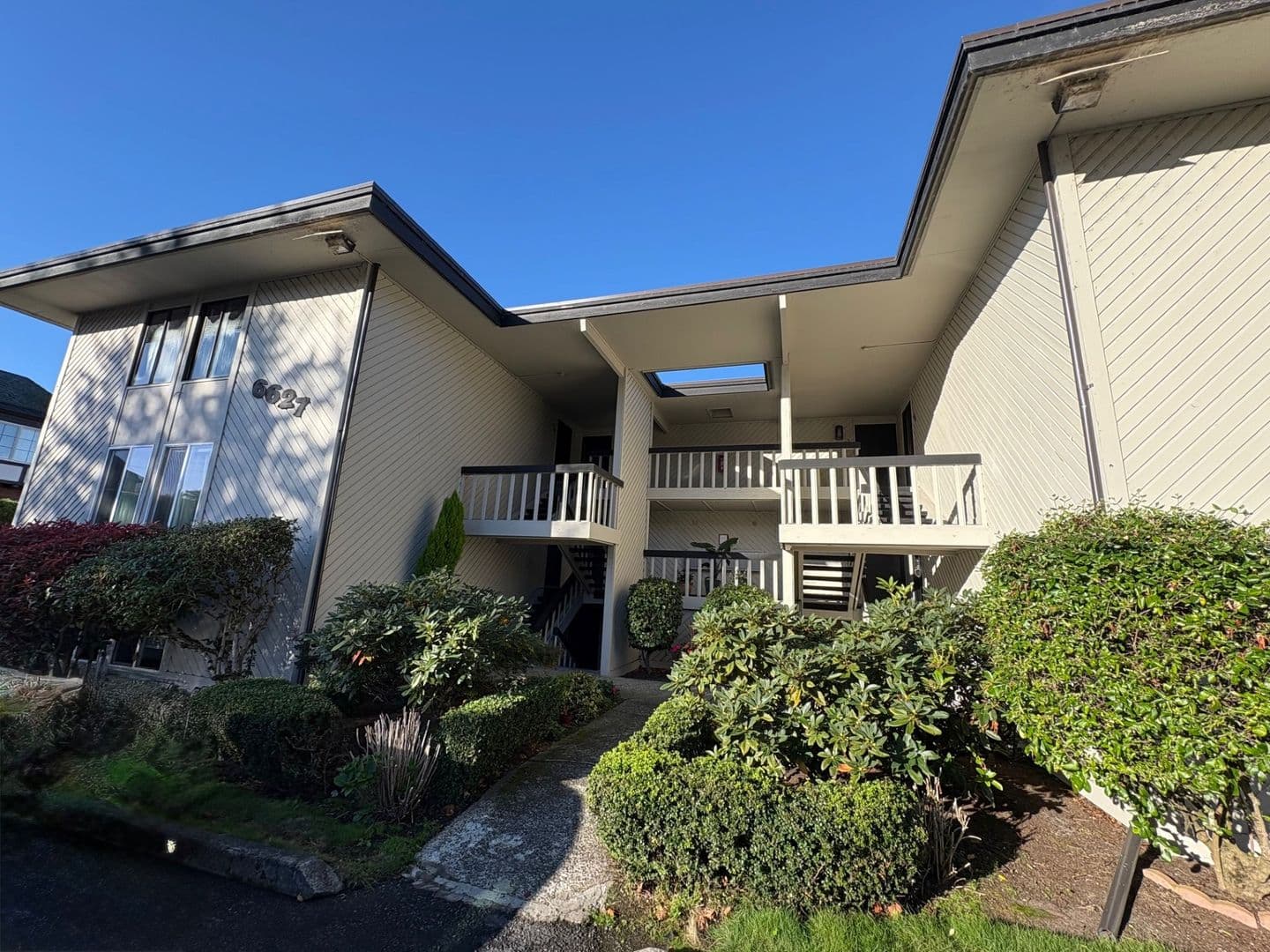 Kirkland Condo: 6627 Lakeview Dr #A102