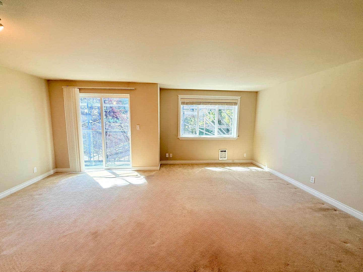 Seattle Condo: 2200 Thorndyke Ave W #201