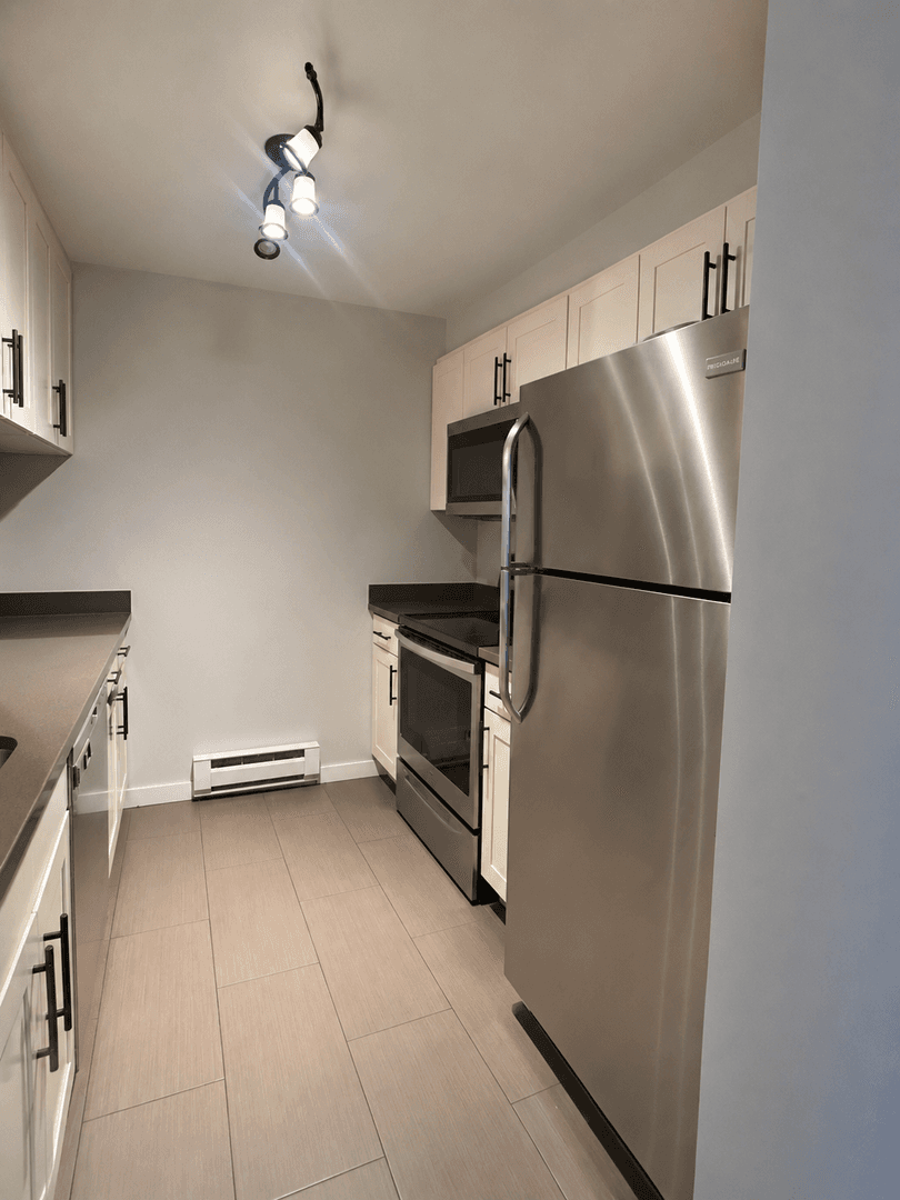 Kirkland Condo: 6627 Lakeview Dr #A102