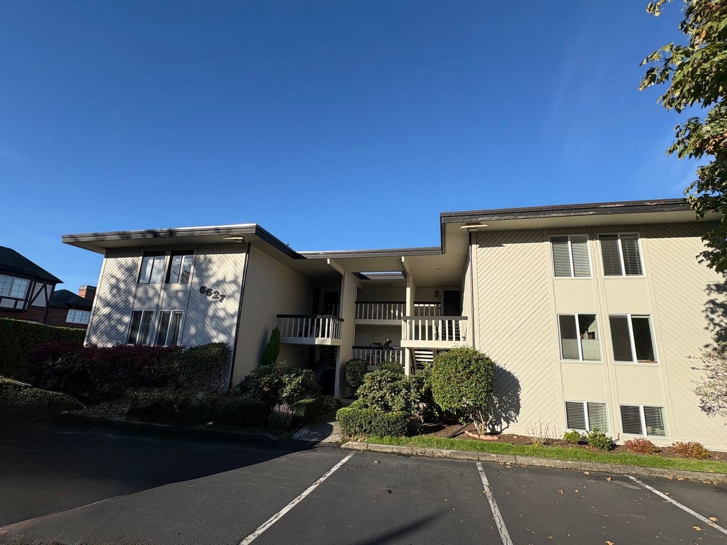 Kirkland Condo: 6627 Lakeview Dr #A102