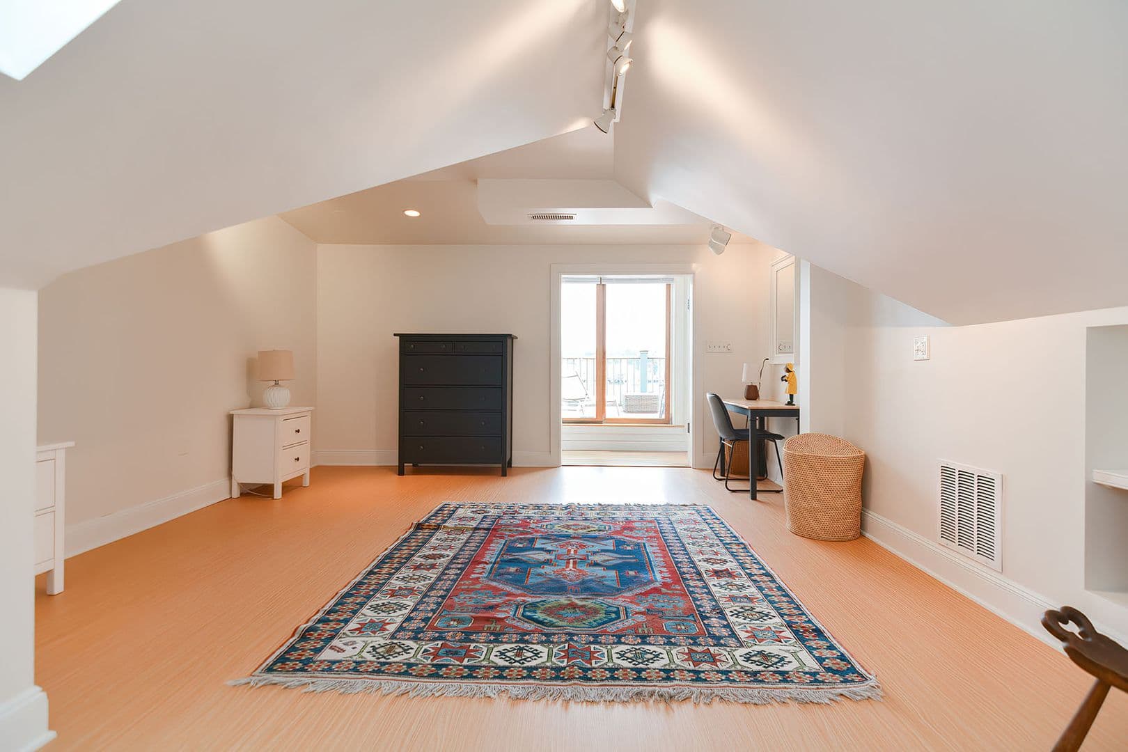Gloucester Apartment: 37 Rocky Neck Avenue, Unit A