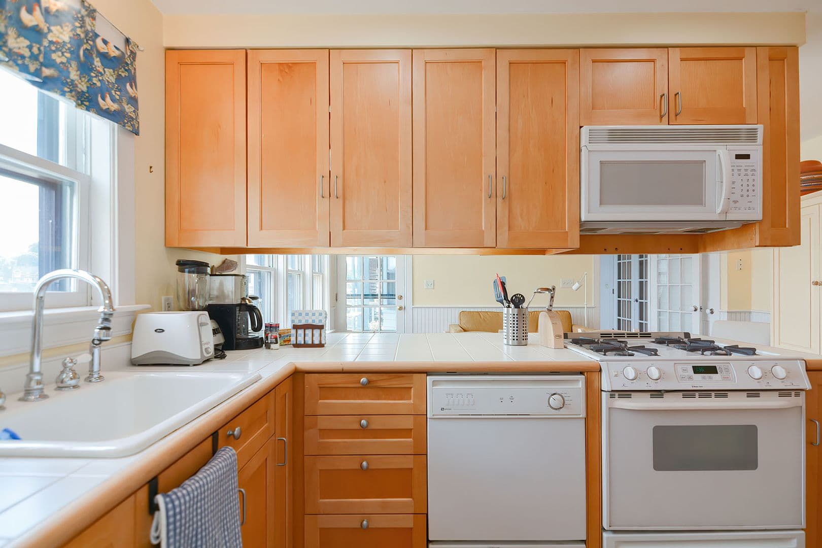Gloucester Apartment: 37 Rocky Neck Avenue, Unit A