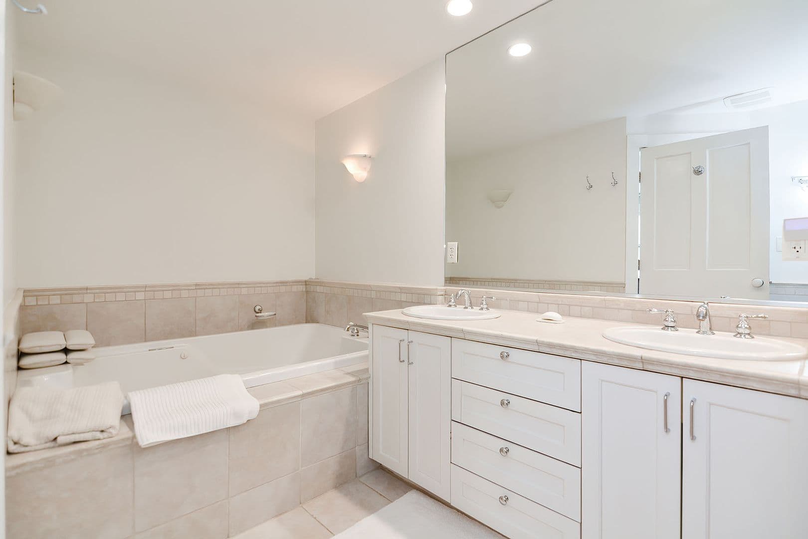 Gloucester Apartment: 37 Rocky Neck Avenue, Unit A