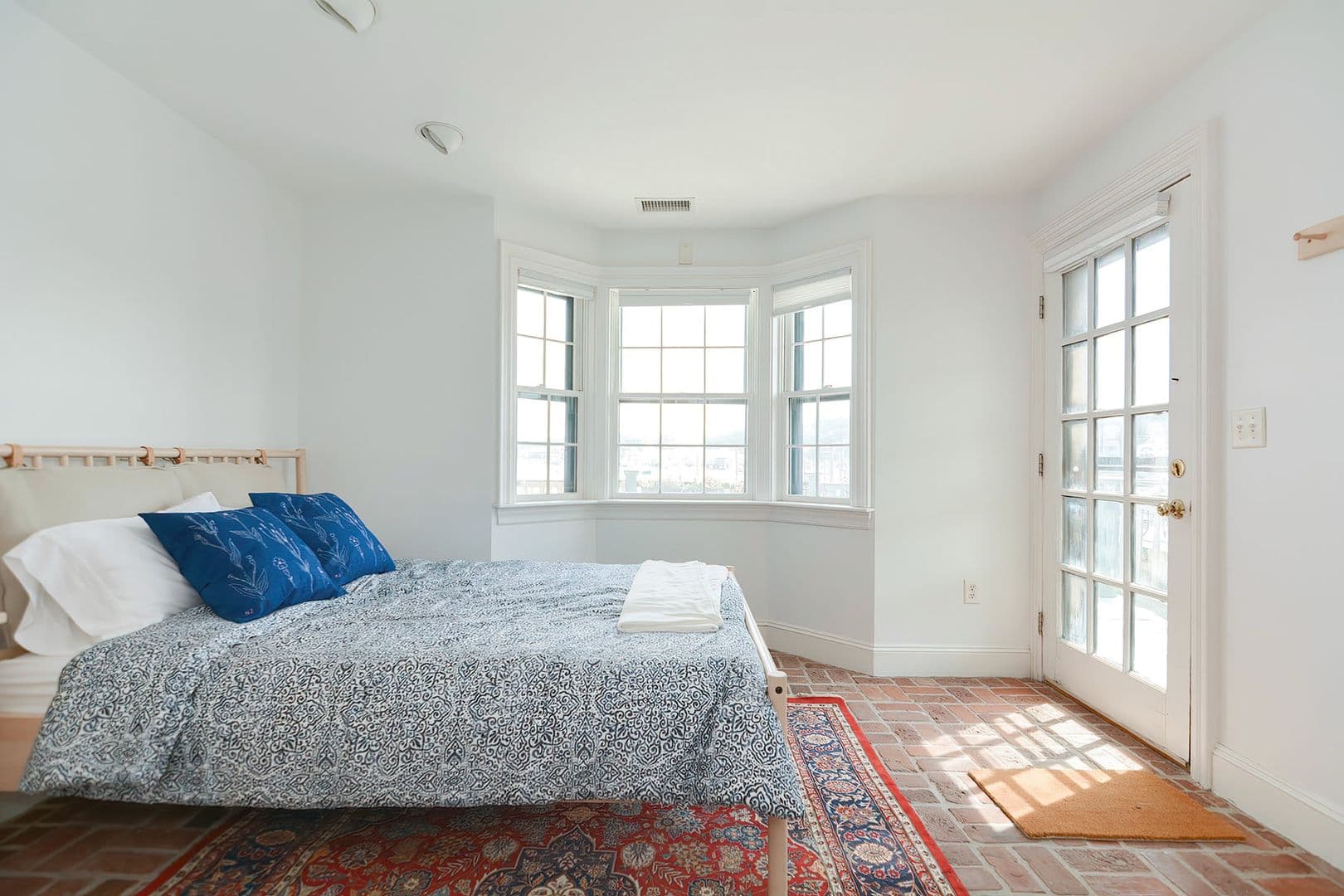 Gloucester Apartment: 37 Rocky Neck Avenue, Unit A