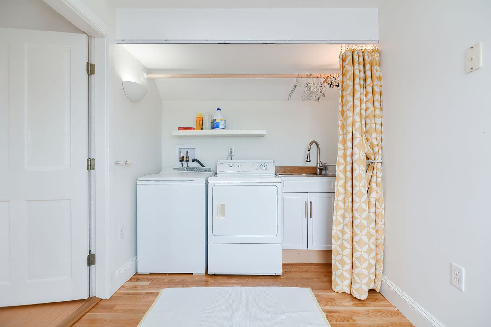 Gloucester Apartment: 37 Rocky Neck Avenue, Unit A