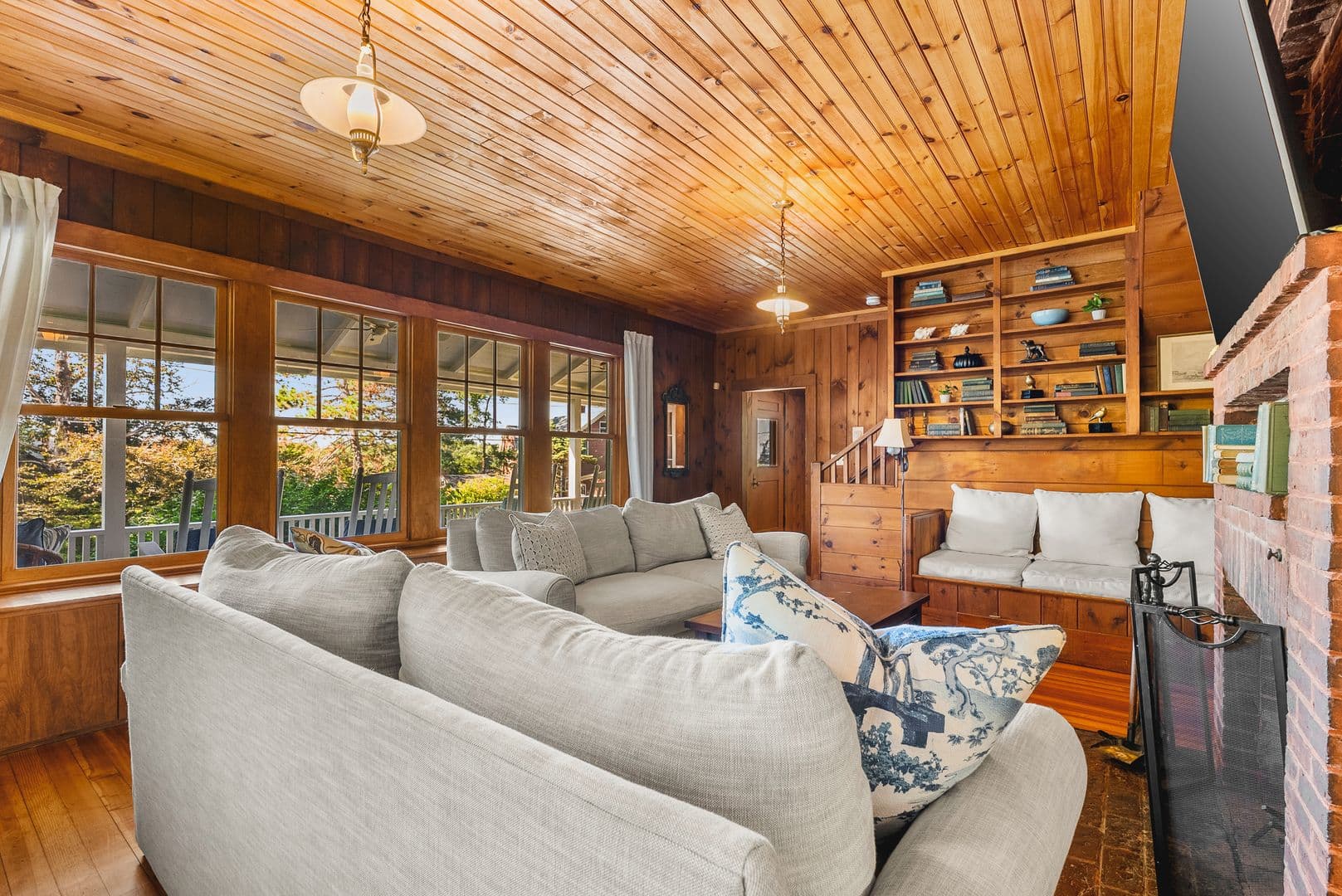 Gloucester House: 64 Riverview Road