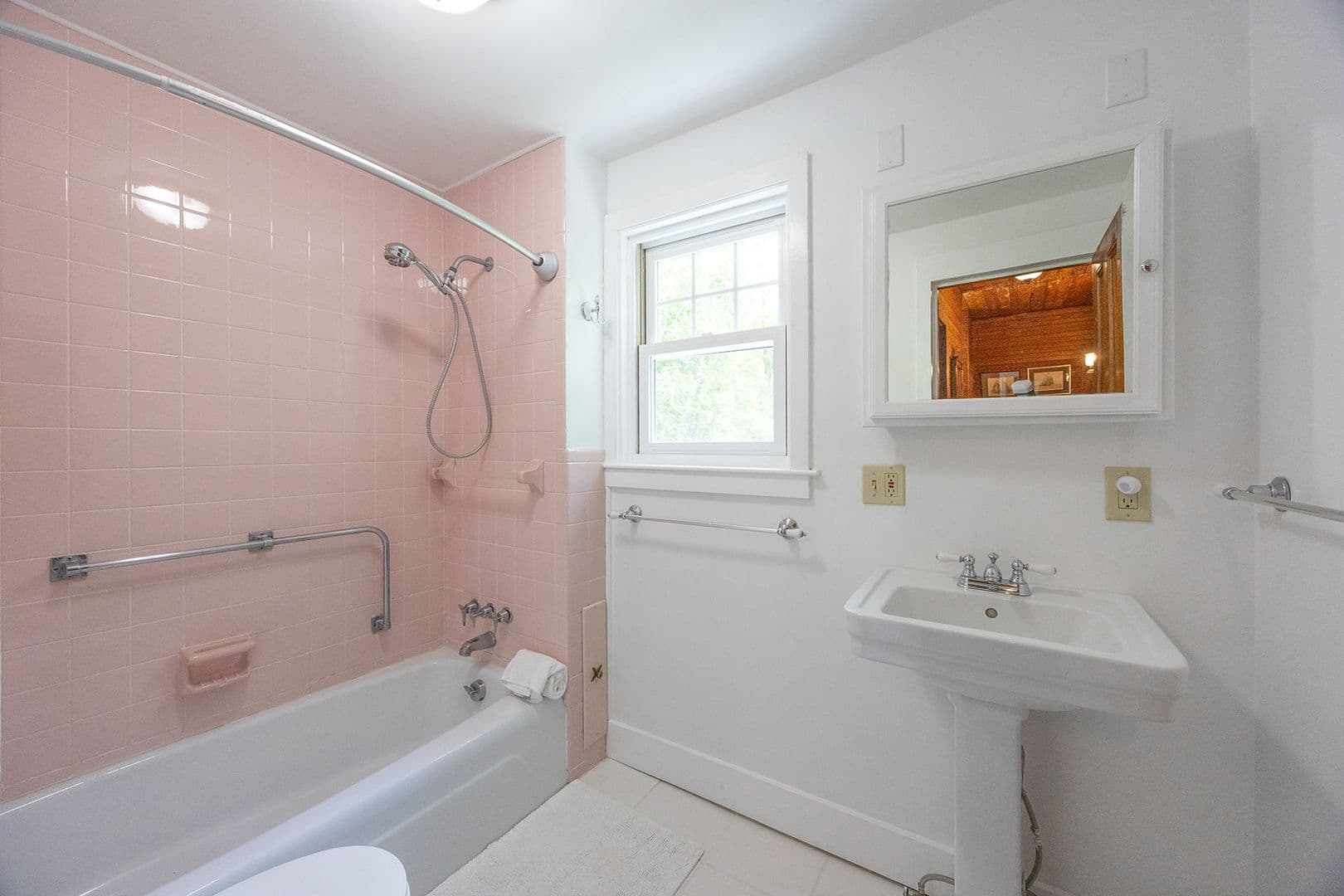 Gloucester House: 64 Riverview Road