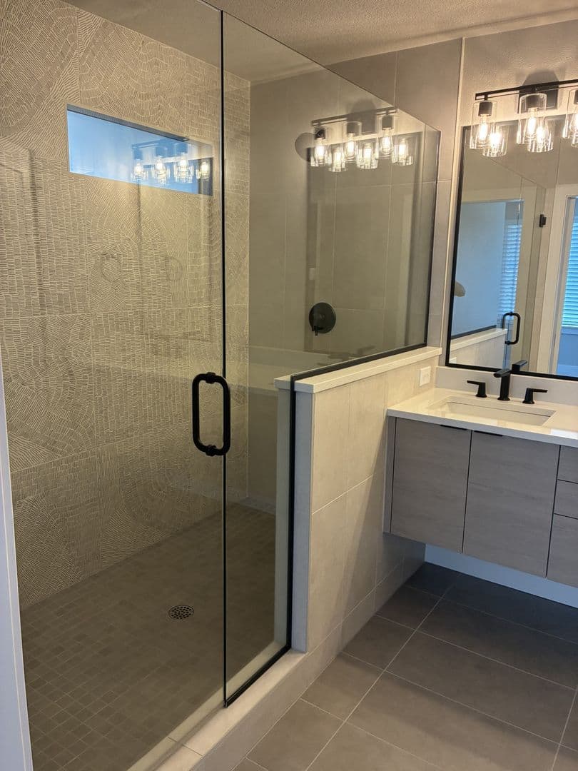 Portland Apartment: 627 SW Lobelia St