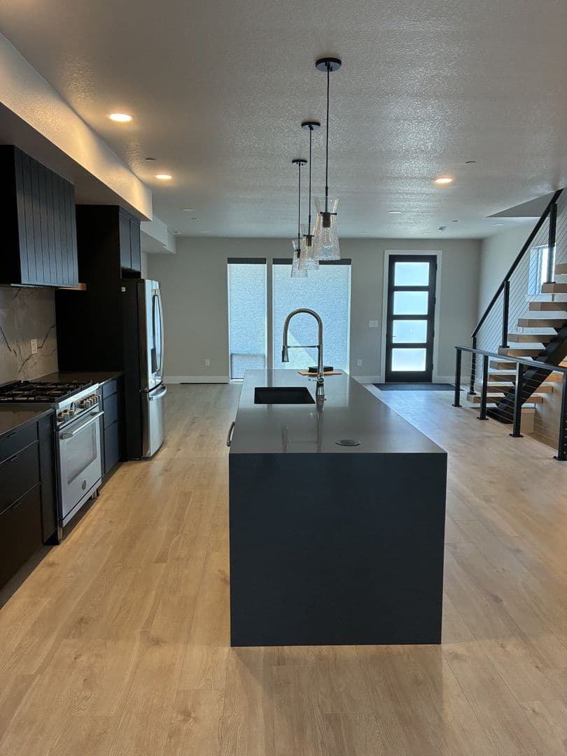 Portland Apartment: 627 SW Lobelia St