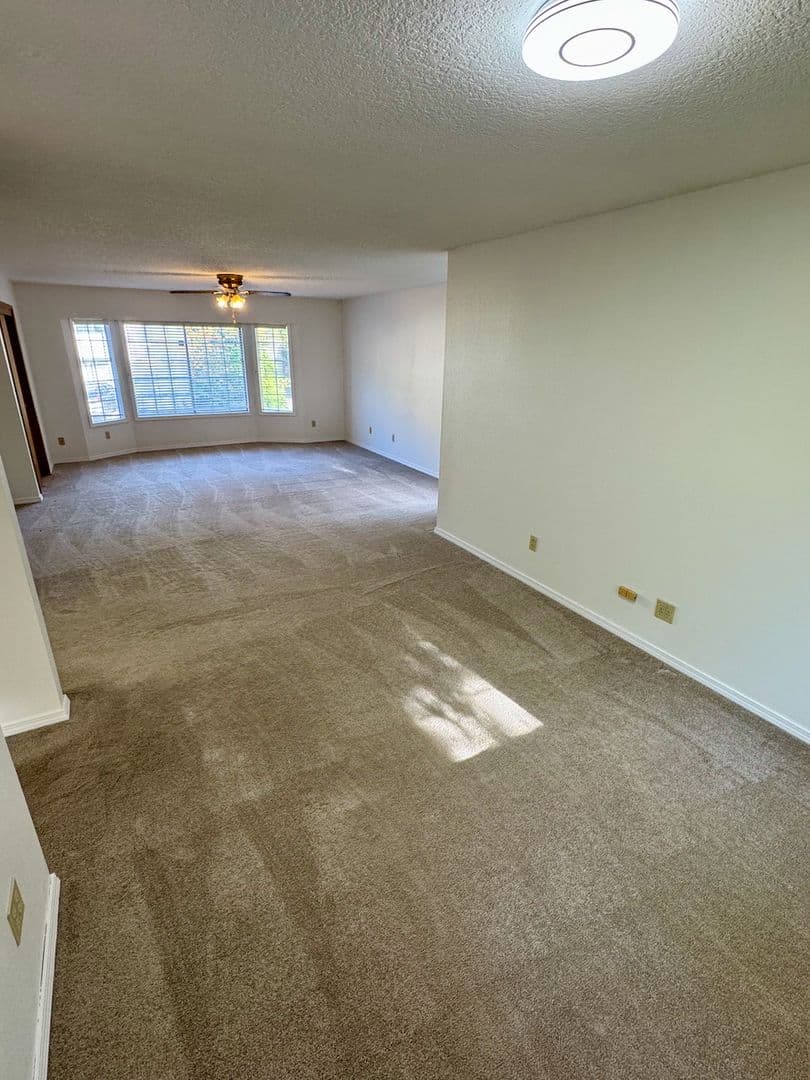 Lake Oswego House: 142 Kingsgate Rd