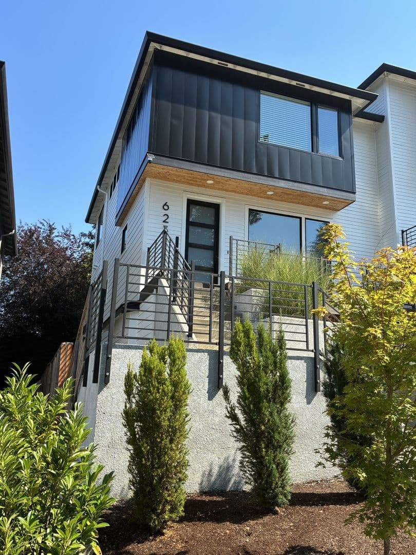 Portland Apartment: 627 SW Lobelia St