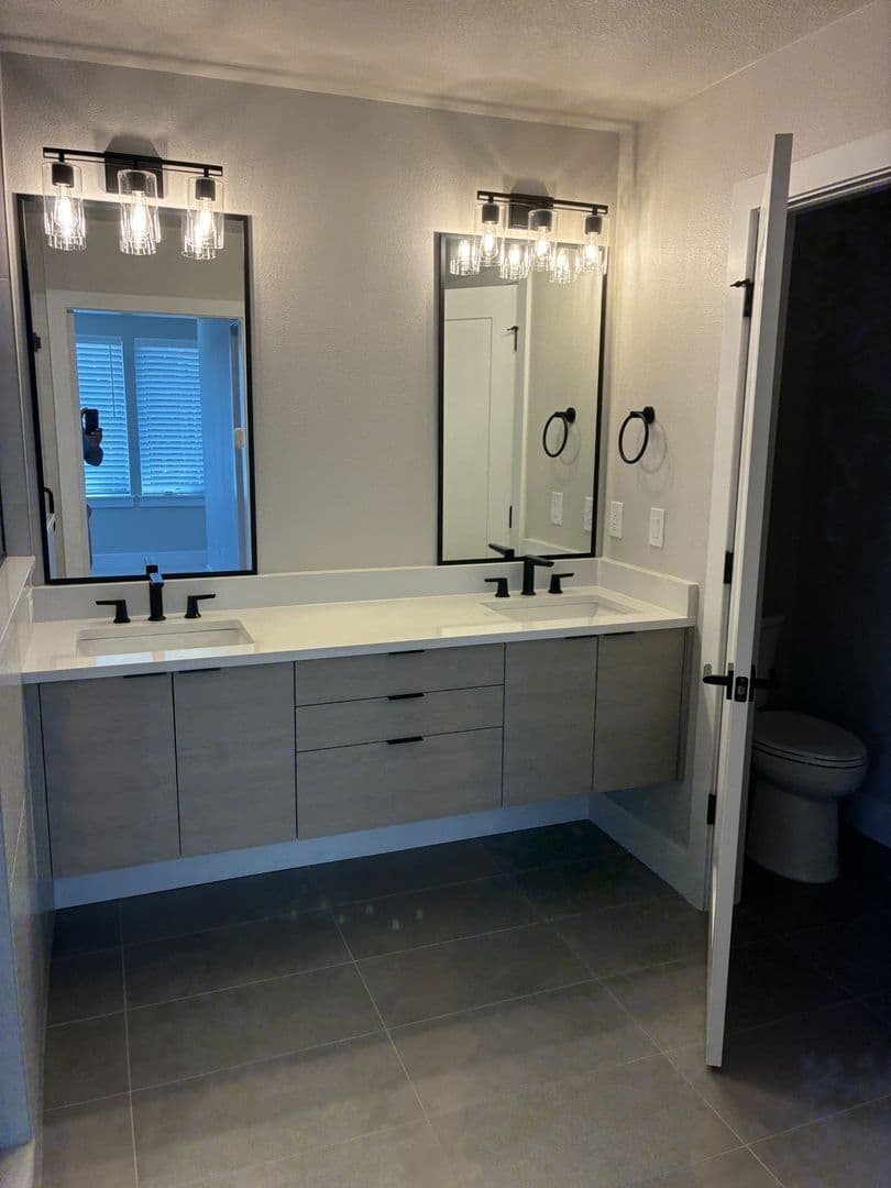 Portland Apartment: 627 SW Lobelia St