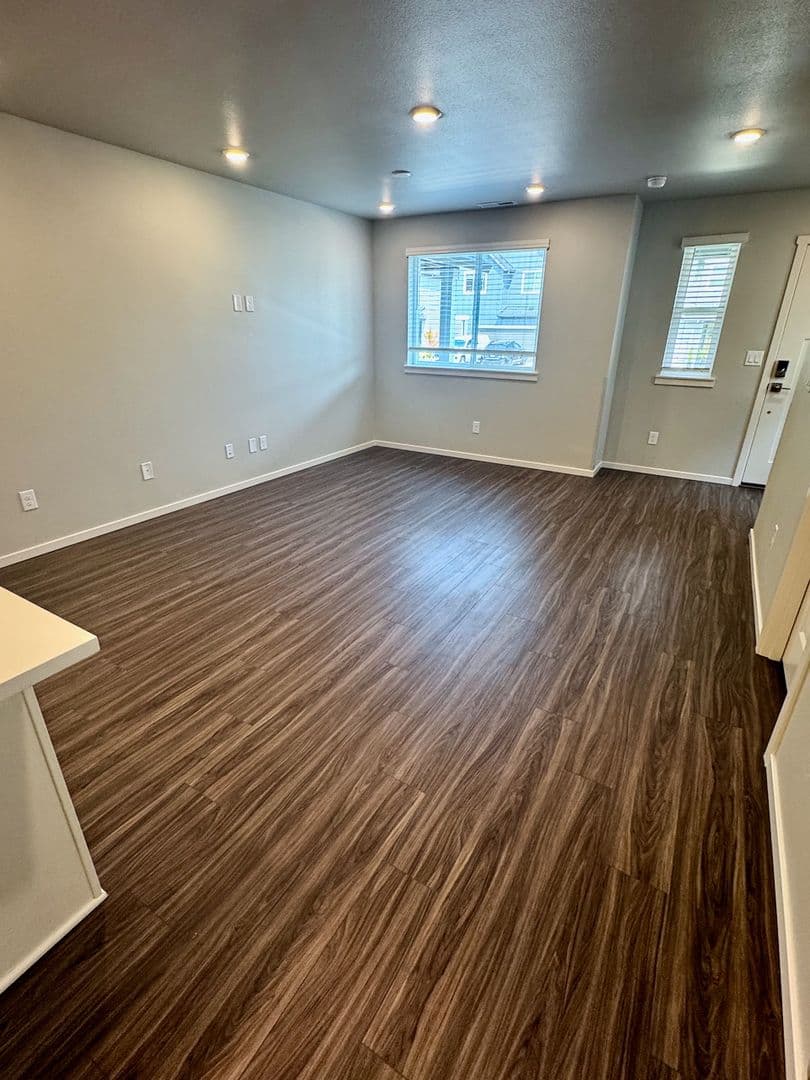 Woodburn Townhome: 2388 Sawtelle Dr