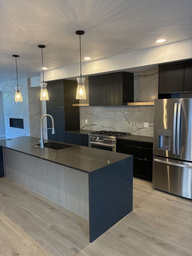Portland Apartment: 627 SW Lobelia St