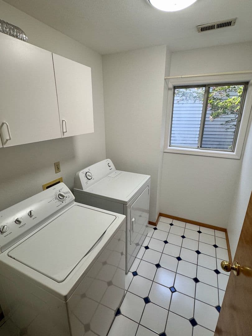 Lake Oswego House: 142 Kingsgate Rd