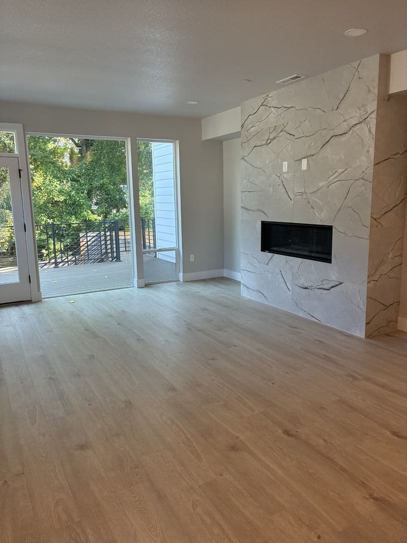 Portland Apartment: 627 SW Lobelia St