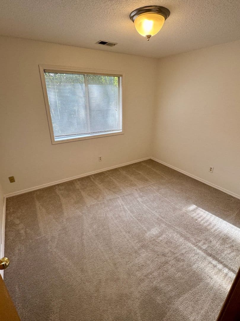 Lake Oswego House: 142 Kingsgate Rd