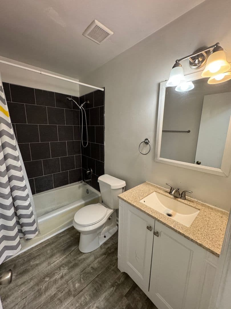 Norfolk Apartment: 4308 Tides Ct