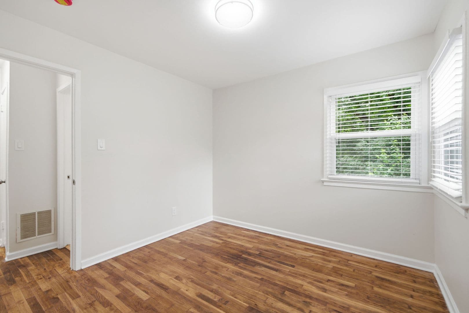 Rockville House: 18 Grandin Cir