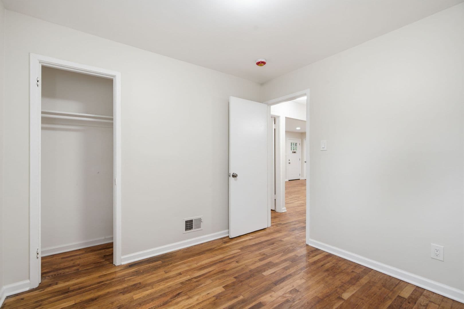 Rockville House: 18 Grandin Cir