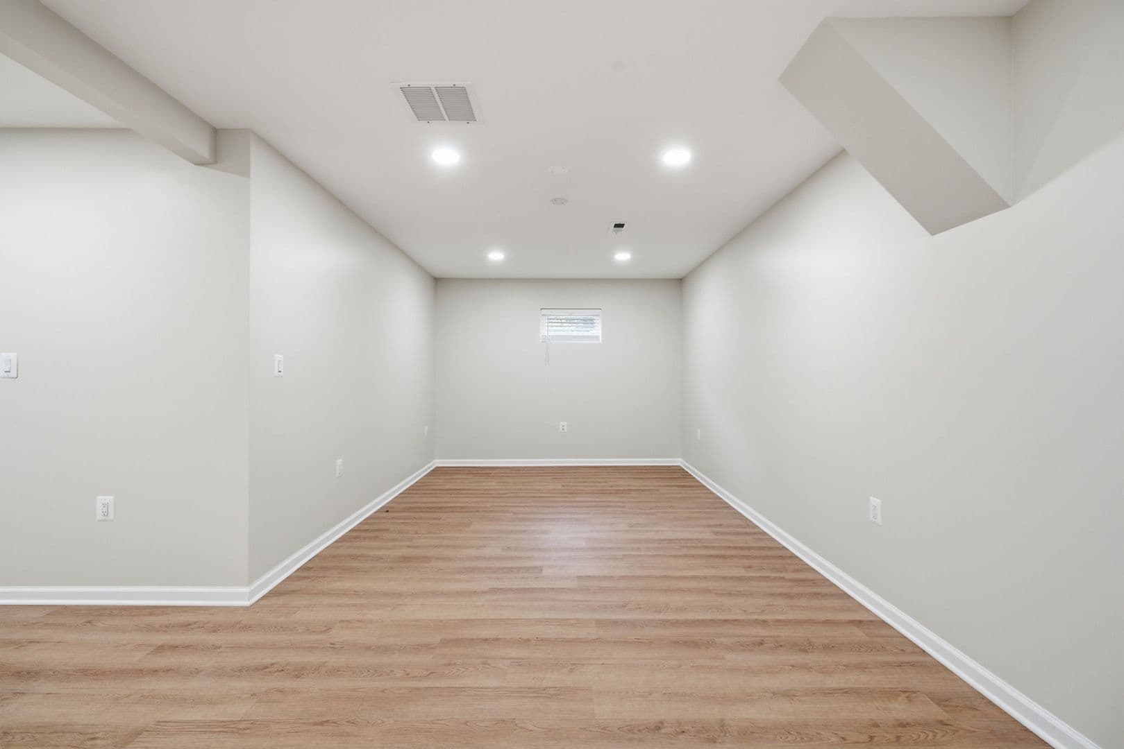 Rockville House: 18 Grandin Cir